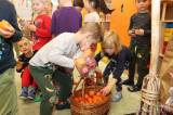 20211203143254_IMG_7487: Foto: Za dětmi v kutnohorských školkách v pátek zavítal Mikuláš s čerty i andělem