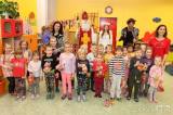 20211203143258_IMG_7502: Foto: Za dětmi v kutnohorských školkách v pátek zavítal Mikuláš s čerty i andělem