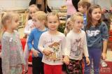 20211203143322_IMG_7564: Foto: Za dětmi v kutnohorských školkách v pátek zavítal Mikuláš s čerty i andělem