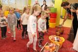 20211203143328_IMG_7575: Foto: Za dětmi v kutnohorských školkách v pátek zavítal Mikuláš s čerty i andělem