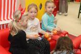 20211203143330_IMG_7586: Foto: Za dětmi v kutnohorských školkách v pátek zavítal Mikuláš s čerty i andělem