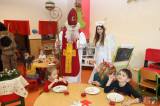 20211203143338_IMG_7623: Foto: Za dětmi v kutnohorských školkách v pátek zavítal Mikuláš s čerty i andělem
