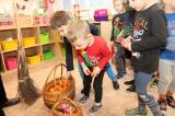20211203143357_IMG_7695: Foto: Za dětmi v kutnohorských školkách v pátek zavítal Mikuláš s čerty i andělem