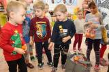 20211203143358_IMG_7698: Foto: Za dětmi v kutnohorských školkách v pátek zavítal Mikuláš s čerty i andělem