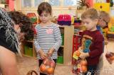 20211203143400_IMG_7702: Foto: Za dětmi v kutnohorských školkách v pátek zavítal Mikuláš s čerty i andělem