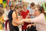20211203143402_IMG_7705: Foto: Za dětmi v kutnohorských školkách v pátek zavítal Mikuláš s čerty i andělem