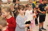 20211203143404_IMG_7709: Foto: Za dětmi v kutnohorských školkách v pátek zavítal Mikuláš s čerty i andělem