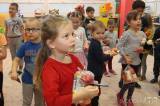 20211203143407_IMG_7717: Foto: Za dětmi v kutnohorských školkách v pátek zavítal Mikuláš s čerty i andělem