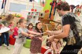 20211203143421_IMG_7752: Foto: Za dětmi v kutnohorských školkách v pátek zavítal Mikuláš s čerty i andělem