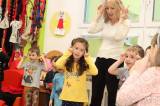 20211203143426_IMG_7775: Foto: Za dětmi v kutnohorských školkách v pátek zavítal Mikuláš s čerty i andělem