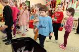 20211203143429_IMG_7785: Foto: Za dětmi v kutnohorských školkách v pátek zavítal Mikuláš s čerty i andělem