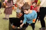 20211203143434_IMG_7794: Foto: Za dětmi v kutnohorských školkách v pátek zavítal Mikuláš s čerty i andělem