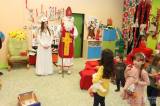 20211203143435_IMG_7798: Foto: Za dětmi v kutnohorských školkách v pátek zavítal Mikuláš s čerty i andělem