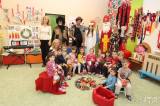 20211203143437_IMG_7815: Foto: Za dětmi v kutnohorských školkách v pátek zavítal Mikuláš s čerty i andělem