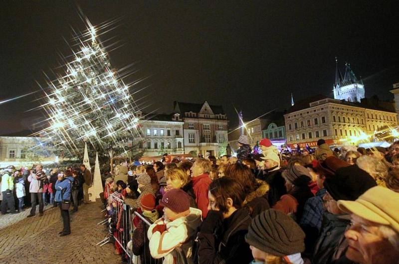 Druhé adventní zastavení u vánočního stromu v Kolíně
