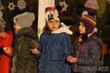 20211215213216_IMG_2129: Foto: Na zahradě mateřské školky v Miskovicích slavnostně rozsvítili vánoční strom