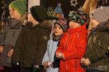 20211215213229_IMG_2172: Foto: Na zahradě mateřské školky v Miskovicích slavnostně rozsvítili vánoční strom