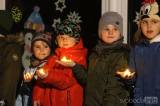 20211215213241_IMG_2216: Foto: Na zahradě mateřské školky v Miskovicích slavnostně rozsvítili vánoční strom