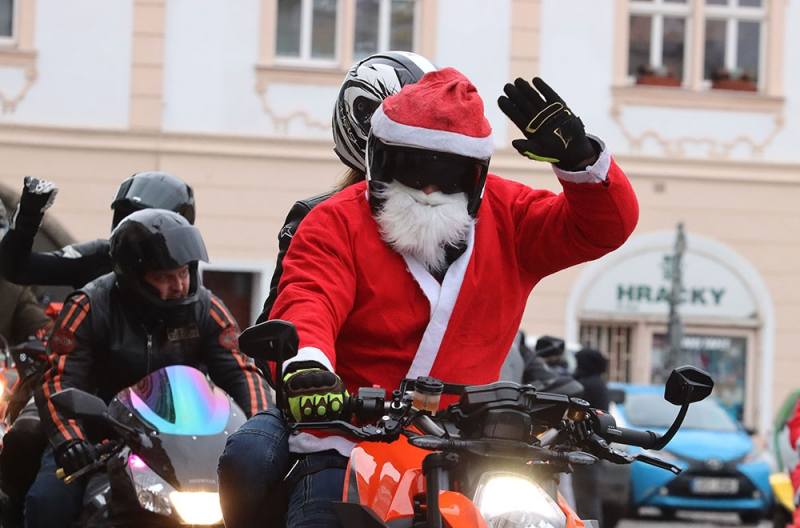 Foto, video: Motorkáři si na kolínském Karlově náměstí popřáli krásné Vánoce!