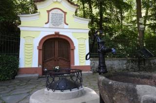U studánky Vosovka v Sázavě jsou v křtitelnici otisky čertova pařátu