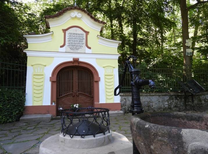 U studánky Vosovka v Sázavě jsou v křtitelnici otisky čertova pařátu