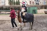 20220101211801_IMG_8146: Foto: Na jízdárně na Karlově vyrazili do roku 2022 v koňských sedlech!
