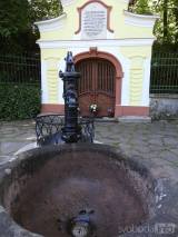 20220105091330_30: U studánky Vosovka v Sázavě jsou v křtitelnici otisky čertova pařátu