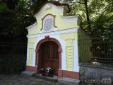 20220105091333_40: U studánky Vosovka v Sázavě jsou v křtitelnici otisky čertova pařátu