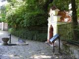 20220105091347_7: U studánky Vosovka v Sázavě jsou v křtitelnici otisky čertova pařátu