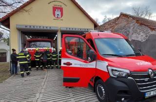 Novodvorští hasiči oficiálně převzali do výbavy nový dodávkový automobil