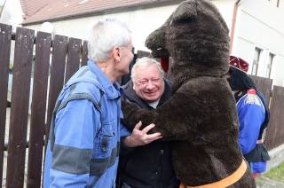 Foto, video: Rozdivočelý medvěd Míša se v Okřesanči sápal po lidech!