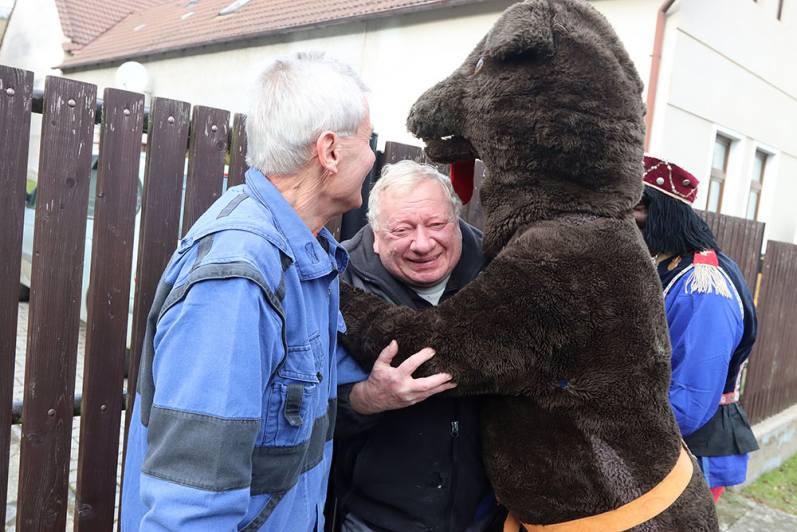 Foto, video: Rozdivočelý medvěd Míša se v Okřesanči sápal po lidech!