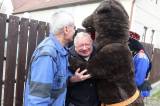 20220205163241_IMG_6284: Foto, video: Rozdivočelý medvěd Míša se v Okřesanči sápal po lidech!