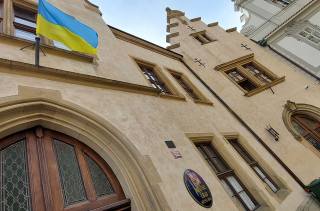 Rada nechala vyvěsit ukrajinskou vlajku na Vlašském dvoře. Ale co dál?