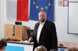 20220308154734_IMG_7245: Místopředseda Poslanecké sněmovny Jan Bartošek se studenty probral krizi na Ukrajině