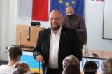 20220308154735_IMG_7250: Místopředseda Poslanecké sněmovny Jan Bartošek se studenty probral krizi na Ukrajině