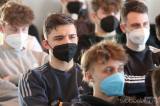 20220308154759_IMG_7303: Místopředseda Poslanecké sněmovny Jan Bartošek se studenty probral krizi na Ukrajině