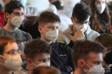 20220308154802_IMG_7308: Místopředseda Poslanecké sněmovny Jan Bartošek se studenty probral krizi na Ukrajině