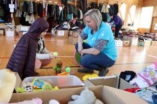 V centru materiální pomoci uprchlíkům před válkou pomáhají i studenti