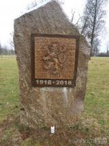 20220321174453_zdech801: Pomník ve Zdechovicích - Gabrový výchoz najdete v Železných horách u Zdechovic