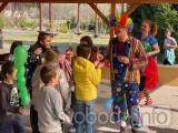 20220326194544_006: Za ukrajinskými dětmi do Zbraslavic dorazil v sobotu klaun!