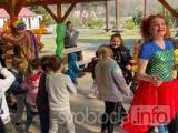 20220326194547_007: Za ukrajinskými dětmi do Zbraslavic dorazil v sobotu klaun!