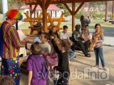 20220326194552_009: Za ukrajinskými dětmi do Zbraslavic dorazil v sobotu klaun!