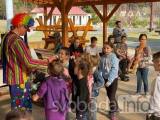 20220326194554_010: Za ukrajinskými dětmi do Zbraslavic dorazil v sobotu klaun!