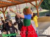 20220326194556_011: Za ukrajinskými dětmi do Zbraslavic dorazil v sobotu klaun!