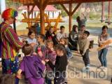 20220326194558_012: Za ukrajinskými dětmi do Zbraslavic dorazil v sobotu klaun!