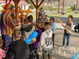 20220326194559_013: Za ukrajinskými dětmi do Zbraslavic dorazil v sobotu klaun!