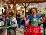 20220326194601_014: Za ukrajinskými dětmi do Zbraslavic dorazil v sobotu klaun!