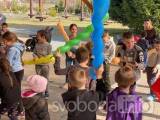 20220326194602_015: Za ukrajinskými dětmi do Zbraslavic dorazil v sobotu klaun!