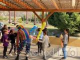 20220326194613_023: Za ukrajinskými dětmi do Zbraslavic dorazil v sobotu klaun!